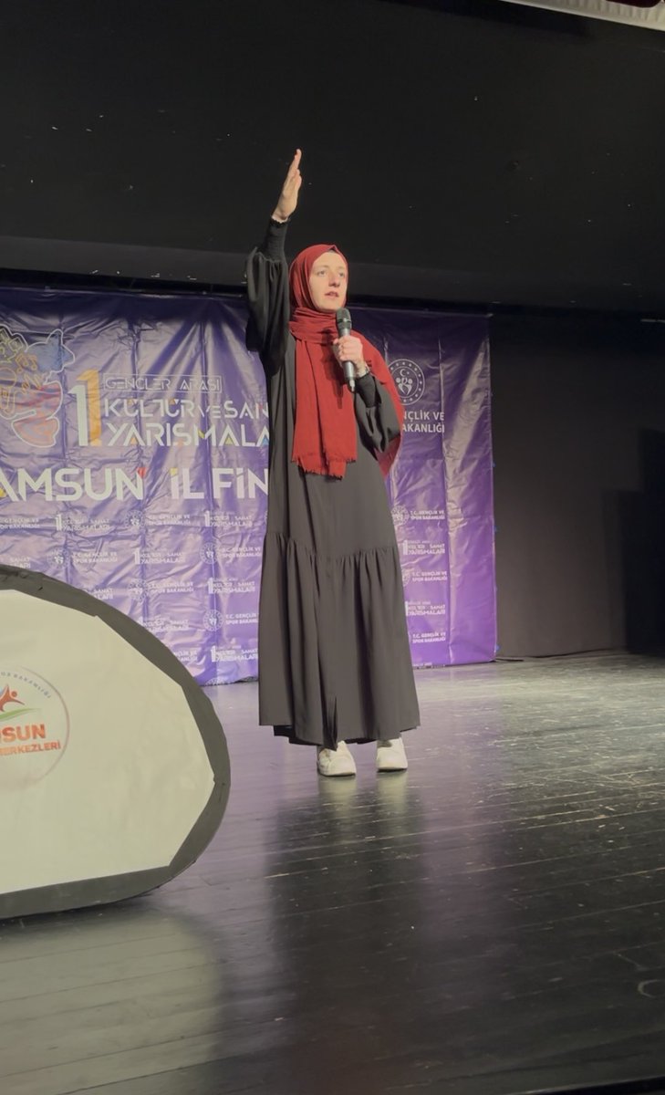 Şiirle gelen gurur… ✨ 
Gençler Arası 11. Kültür ve Sanat Yarışmaları kapsamında Samsun’da düzenlenen finalde öğrencilerimiz merkezimizi başarıyla temsil etti. Katılan gençlerimizden Büşra DEMİR 3.’lük elde etti. Tüm katılımcılarımıza teşekkür ediyor, nice başarılara diyoruz! 👏