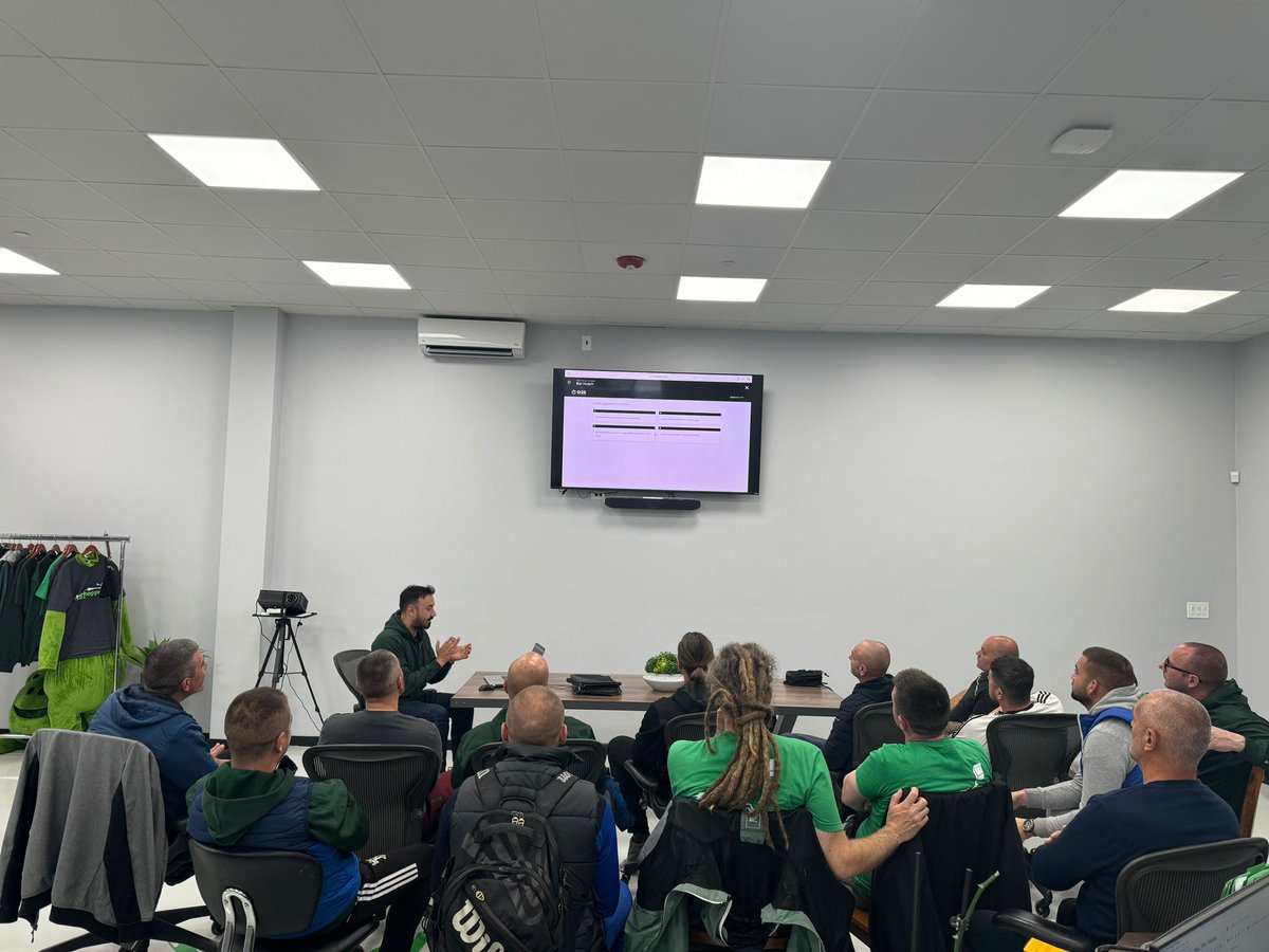 Stairhoppers's tweet image. What makes our movers the best? It starts with the people - trustworthy, hardworking, and well-trained in packing skills, moving techniques, and customer service. 💚
Our #Boston movers know how to show up with calm, clarity, and reassurance people actually need. #movingday