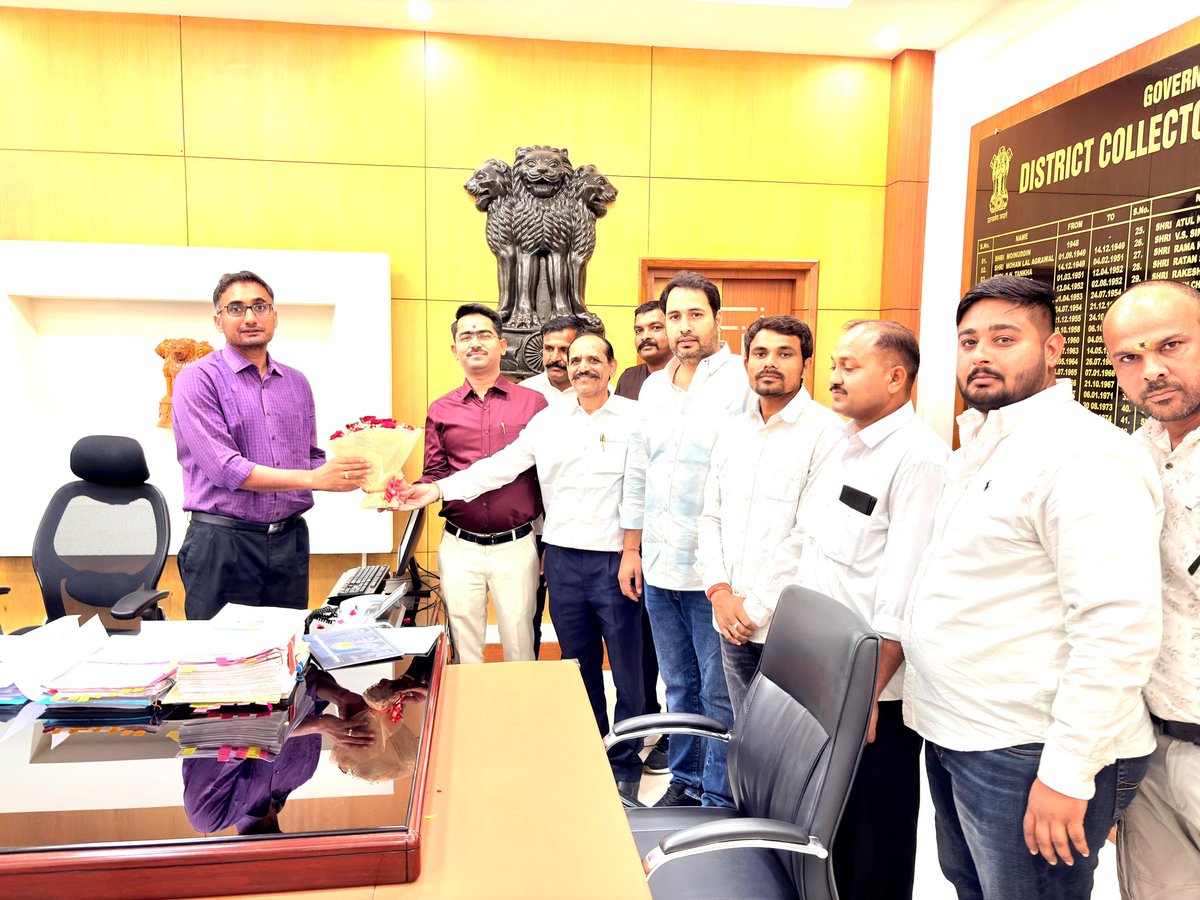 उदयपुर के नवनियुक्त जिला कलेक्टर श्री गौरव अग्रवाल जी से भाजपा जिला पदाधिकारियों के साथ शिष्टाचार भेंट की एवं उदयपुर पदस्थापन पर उनका स्वागत किया।

<a href="/BhajanlalBjp/">Bhajanlal Sharma</a> <a href="/madanrrathore/">Madan Rathore</a> <a href="/BJP4Rajasthan/">BJP Rajasthan</a>