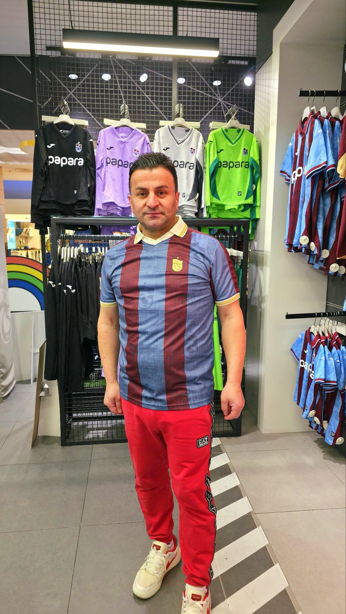 Efsanee61616161's tweet photo. KUZEYİN KRALI 💙❤️
#Trabzonspor #Tsclub https://t.co/QENQw8XrCA