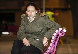 <a href="/EFE_CValenciana/">EFE C. Valenciana</a> Ésta es Maite, la niña abusada:

•Nadie la creyó.
•Era la víctima ¡y la engrilletaron a ella!
•La consejería de Oltra encargó un informe para desacreditarla.
•La despidieron del hospital público donde trabajaba cuando la GVA (de Oltra) tomó su control.

¿Persecución a Oltra?