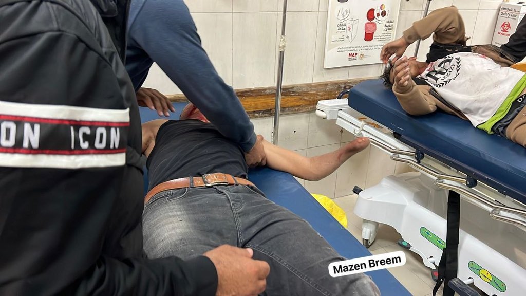 FalastineL's tweet photo. Photos | Injuries transferred at Nasser Medical Complex in an Israeli drone strike near Bani Suhaila Square in Khan Younis, southern Gaza Strip, a short while ago. https://t.co/FCNrjycK6g