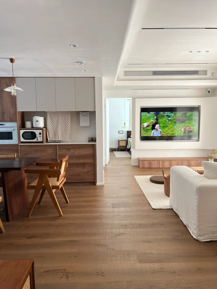 MyylesStowe's tweet image. Cozy evening in!  Flipping through a book, sipping warm tea, and letting the day melt away. Perfect way to wind down.