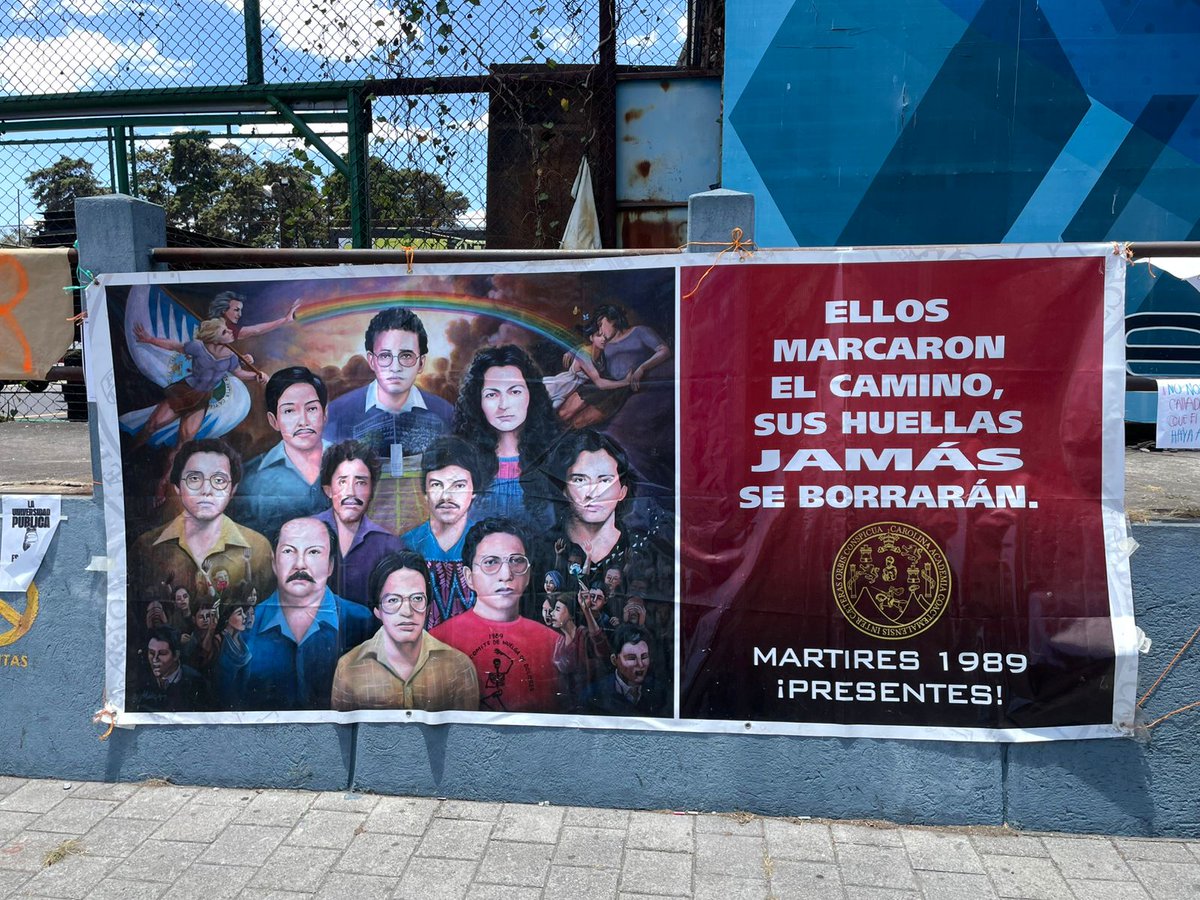 DiariodeCA's tweet photo. #EnElPaísDCA | Estudiantes y miembros de la sociedad civil llevan a cabo una Feria de Emprendimientos en la entrada al Periférico de la Universidad de San Carlos de Guatemala (USAC), para contribuir a los movimientos de resistencia pacífica que rechazan a Walter Mazariegos como rector de la casa de estudios superiores.

Mientras tanto, estudiantes de diversas unidades académicas mantienen un plantón pacífico por séptimo día consecutivo.

Vía: @ccanoDCA