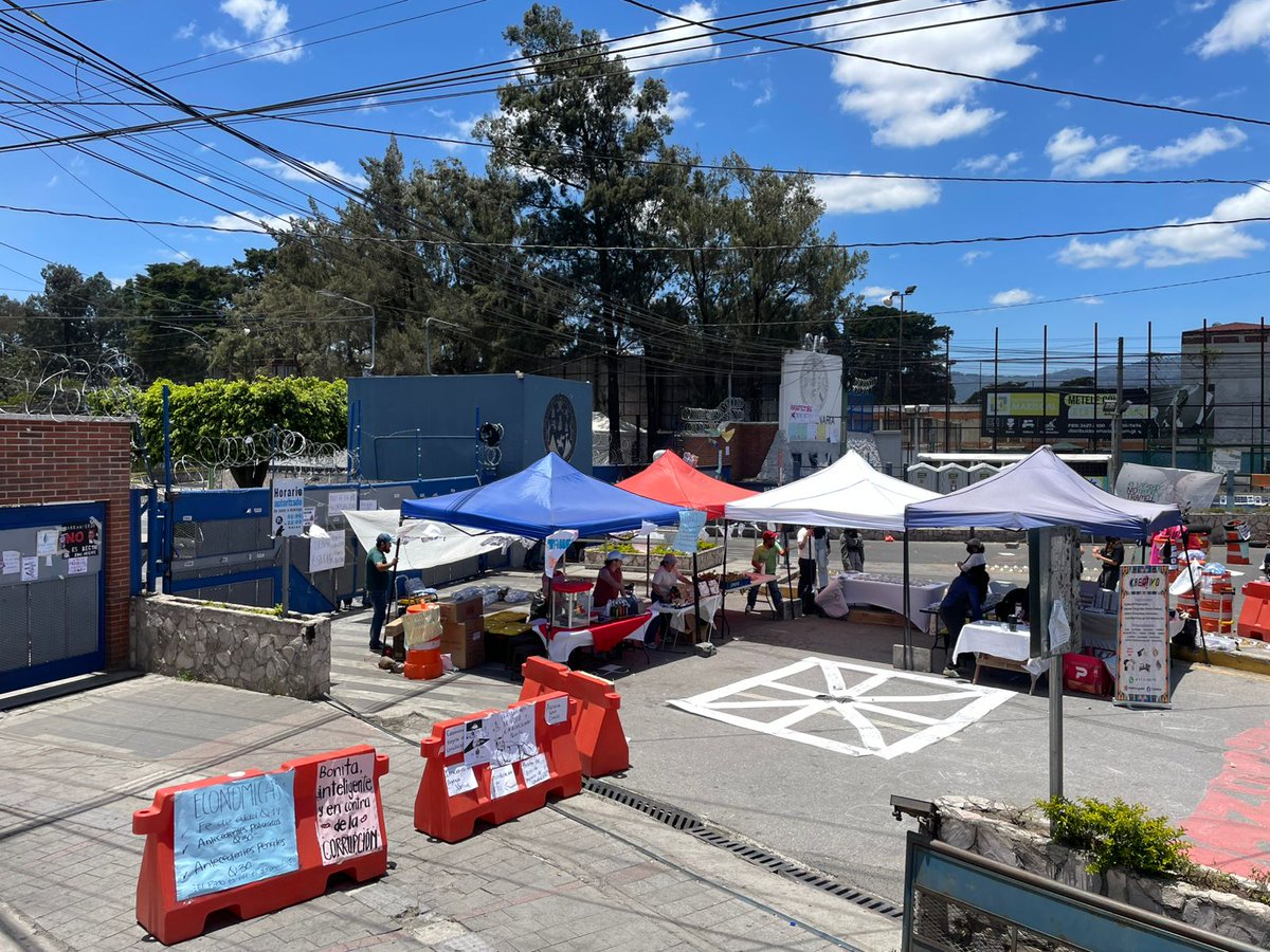 DiariodeCA's tweet photo. #EnElPaísDCA | Estudiantes y miembros de la sociedad civil llevan a cabo una Feria de Emprendimientos en la entrada al Periférico de la Universidad de San Carlos de Guatemala (USAC), para contribuir a los movimientos de resistencia pacífica que rechazan a Walter Mazariegos como rector de la casa de estudios superiores.

Mientras tanto, estudiantes de diversas unidades académicas mantienen un plantón pacífico por séptimo día consecutivo.

Vía: @ccanoDCA