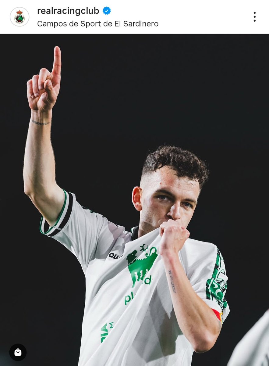 No nació aquí, no se formó aquí, pero tengo la absoluta certeza de que Íñigo siente cada beso que da a ese escudo.
Con la pila de "peudo besa-escudos" que hay en el fútbol, qué suerte tenerle en el Racing.