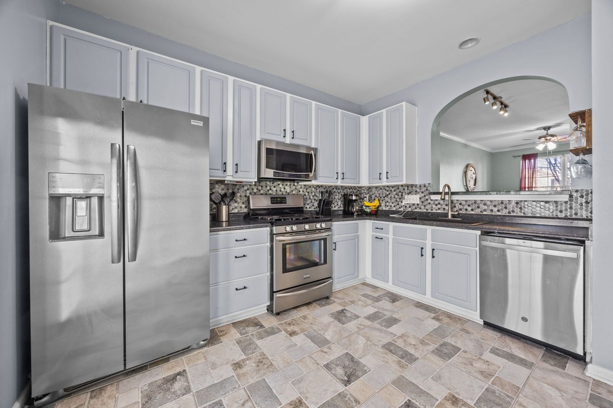 HotHomeCharlot1's tweet image. This Fort Mill townhome offers the perfect balance of comfort and convenience. Enjoy a private backyard, upgraded kitchen, and a layout that fits your lifestyle. Ready to take the next step? Call 980-447-5186 to schedule a tour today!

#FortMillSC #MoveInReady #TownhomeLiving