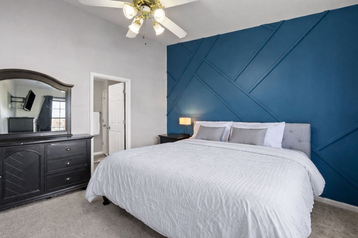 HotHomeCharlot1's tweet image. This Fort Mill townhome offers the perfect balance of comfort and convenience. Enjoy a private backyard, upgraded kitchen, and a layout that fits your lifestyle. Ready to take the next step? Call 980-447-5186 to schedule a tour today!

#FortMillSC #MoveInReady #TownhomeLiving