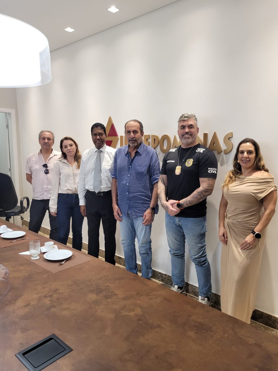 O Sindepominas recebeu nesta quinta-feira (9 de abril), na sede do sindicato, o pré-candidato ao Governo de Minas Gerais, Alexandre Kalil. No encontro com a diretoria, Kalil enfatizou sua preocupação e compromisso com a Polícia Civil e o fortalecimento das carreiras.