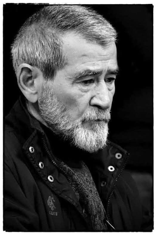 TOPRAK_2_'s tweet photo. Bazen insan, bir halkın vicdanını ölçmek ister. Ne kadar hatırlıyoruz birbirimizi? Ne kadar sahip çıkıyoruz birbirimizin acısına, emeğine, sesine?
Bugün içimde ağır bir sızı var. Çünkü bu satırları yazmama sebep olan şey sadece bir hastalık değil; aynı zamanda bir gecikmişlik, bir eksiklik, belki de görmezden gelinmiş bir sorumluluk duygusu. Çerkes halkının belleğinden, kimliğinden ve yüreğinden süzülerek gelen çok kıymetli bir isim, Ahmet Telli… Uzun zamandır akciğer kanseri ile mücadele ediyor. Ve biz, onun bu mücadelesinde gerçekten nerede duruyoruz, kendimize bunu sormak zorundayız.
Jineps gazetesinde yayımlanan röportajını okurken sadece bir şairin sözlerini değil, bir halkın içinden konuşan bir vicdanı hissettim. O satırlarda yalnızca hastalıkla savaşan bir insan yoktu; aynı zamanda hayata, topluma ve kimliğe dair derin bir duruş vardı. Bu duruş, bize yıllardır şiirleriyle, düşünceleriyle ve varlığıyla yol göstermiş bir insanın sessiz ama güçlü çağrısıydı.
Peki biz ne yaptık?
Türkiye diasporasında faaliyet gösteren dernekler, federasyonlar, sivil toplum kuruluşları… Sözlü ve yazılı basın… Kimliğinden, tarihinden ve etik değerlerinden söz eden herkes… Eğer hâlâ bu mücadeleye gerektiği gibi sahip çıkılmadıysa, eğer imkânlar dâhilinde bir el uzatılmadıysa, eğer bu değerli insan yalnız bırakıldıysa, bunun adı sadece ihmal değil; bu, bir halkın kendi hafızasına yabancılaşmasıdır.
Çerkes olmak sadece bir kimlik beyanı değildir. Çerkes olmak; dayanışmayı bilmektir, vefayı bilmektir, zor günde omuz vermeyi bilmektir. Bugün o sınavın tam ortasındayız. Ve ne yazık ki bu sınavdan geç kaldığımız hissi içimi kemiriyor.
Bu bir çağrıdır.
Geç kalınmış olsa bile hâlâ mümkündür. Hâlâ bir şeyler yapılabilir. Maddi, manevi, kamusal, bireysel… Hangi imkân varsa, hangi kapı çalınabiliyorsa, hangi ses duyurulabiliyorsa… Bu sadece bir insan için değil; bu, kendi değerlerimize, kendi sözümüze sahip çıkma meselesidir.
Ahmet Telli yalnız değildir demek istiyorsak, bunu sadece sözle değil, eylemle göstermek zorundayız.
Aksi hâlde bir gün dönüp kendimize baktığımızda, sadece bir şairi değil, kendi vicdanımızı da kaybettiğimizi fark edebiliriz.
Ve işte o zaman gerçekten yazık olur… Çok yazık.