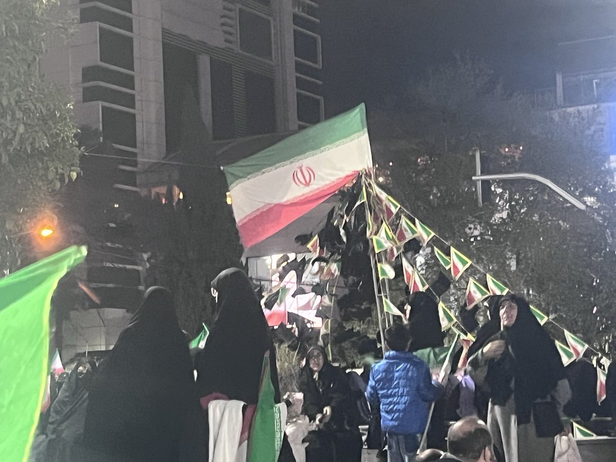 فریاد هر مرد و زن، جاویدان ایران
‌آینده باد عشق ما، جاویدان ایران
ما از موج‌ بلا نمی هراسیم،
کفن پوشیده‌ ایم جای لباس‌مان،
چون فرزندان حضرت عباسیم.
#آمریکا_شکست_خورد