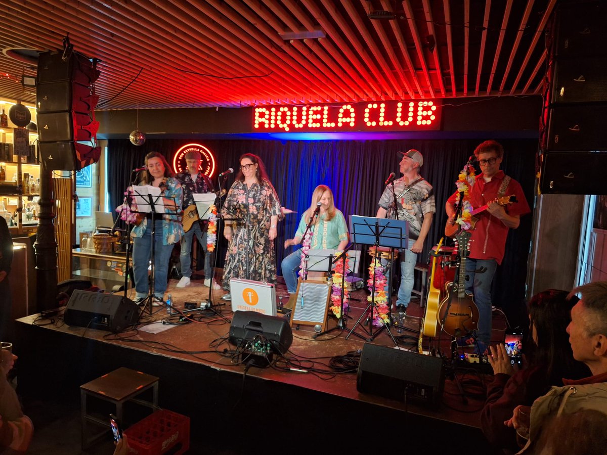 ukestradoMedio's tweet photo. Apresentamos "De Aqui e de Acolá" da melhor maneira possivel: acompanhados por Maria e Adrián no palco e rodeados de pessoal cantando, bailando e aplaudindo.
Obrigado a todo o mundo!

@urdimeescenicas 
#uke #ukulele #ukelele #ukestra #deaquiedeacola https://t.co/qS9zKnMm5B