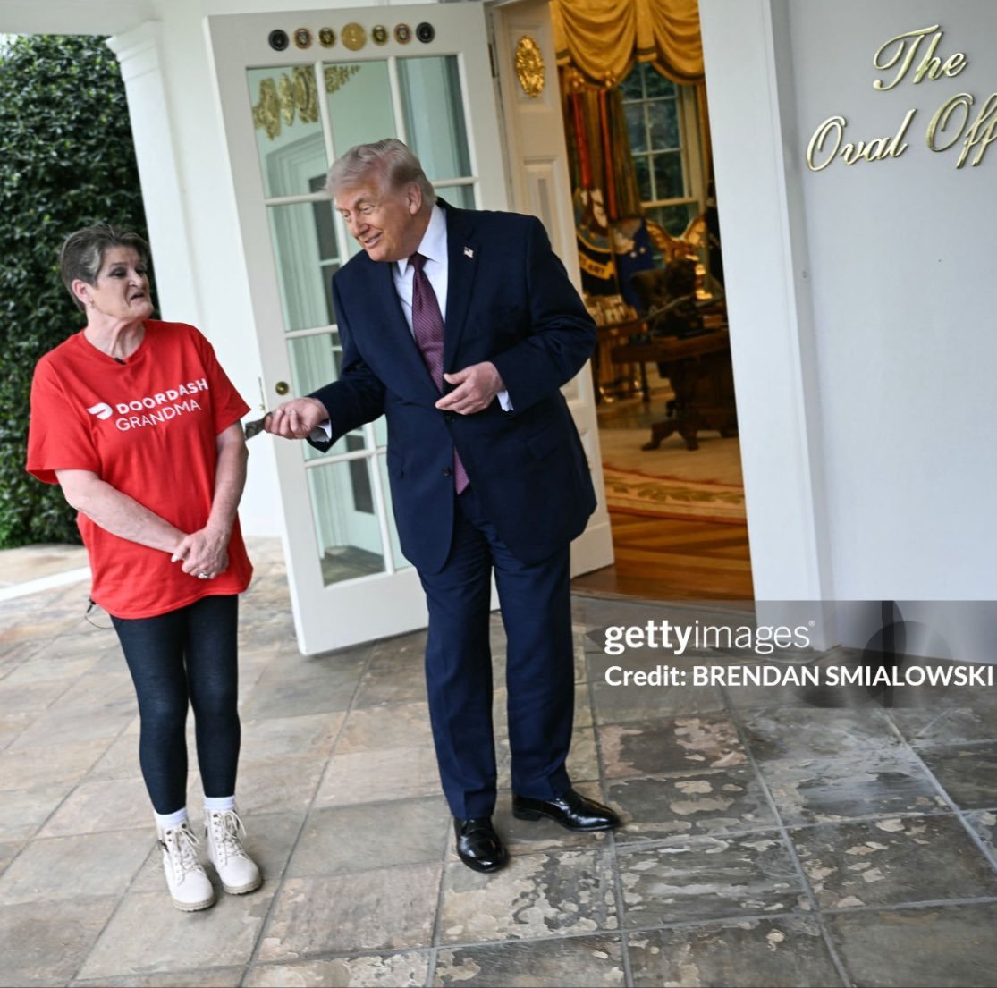 TrumpWarRoom's tweet image. No tax on this $100 tip for DoorDasher Sharon Simmons. 🙌