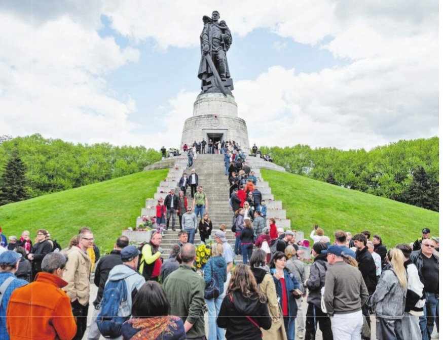 Bettina Theek tweet media