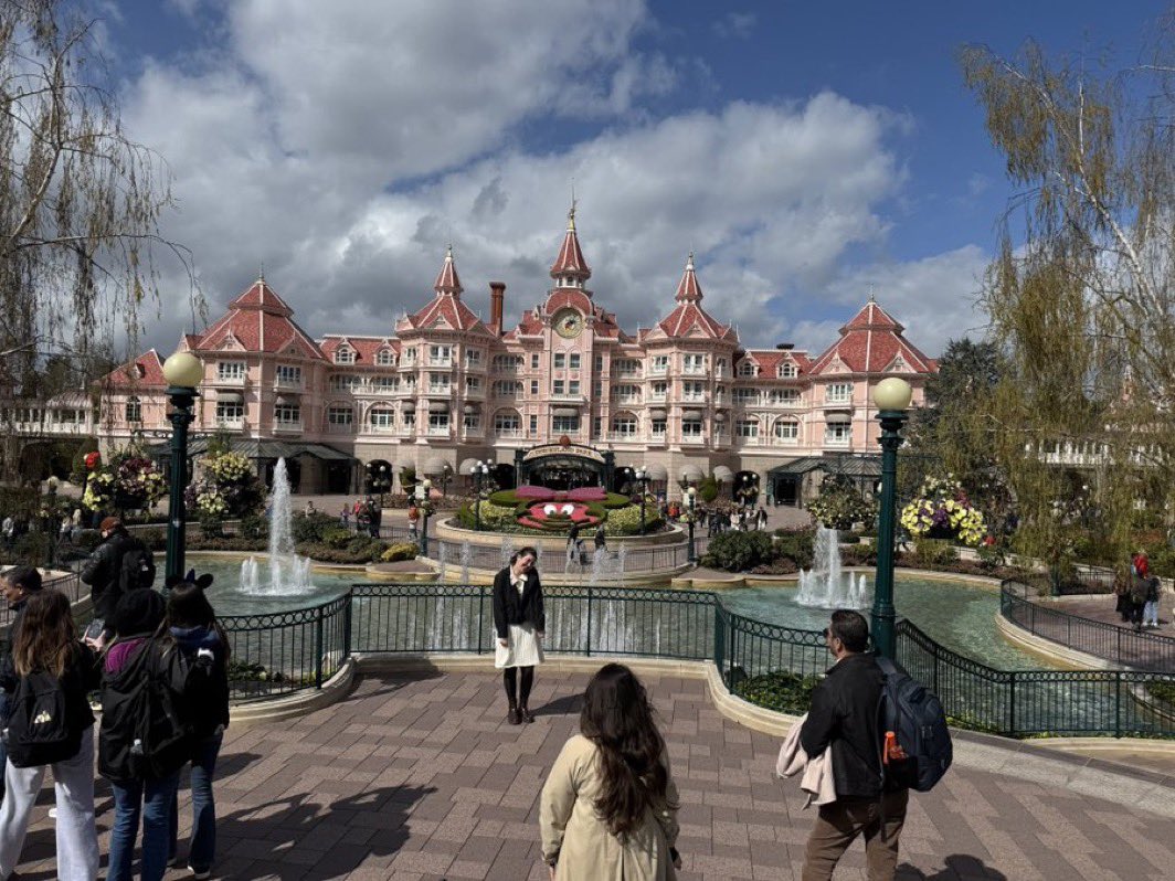 CastlefordTrust's tweet image. Welcome back to the summer term across Castleford Trust 🌞
Hope you all had a great Easter.

Great to see @CastlefordAcad in Poland and @CroftonAcademy in Paris enjoying trips over the break. Huge thanks to staff who made it happen.

#BackToSchool