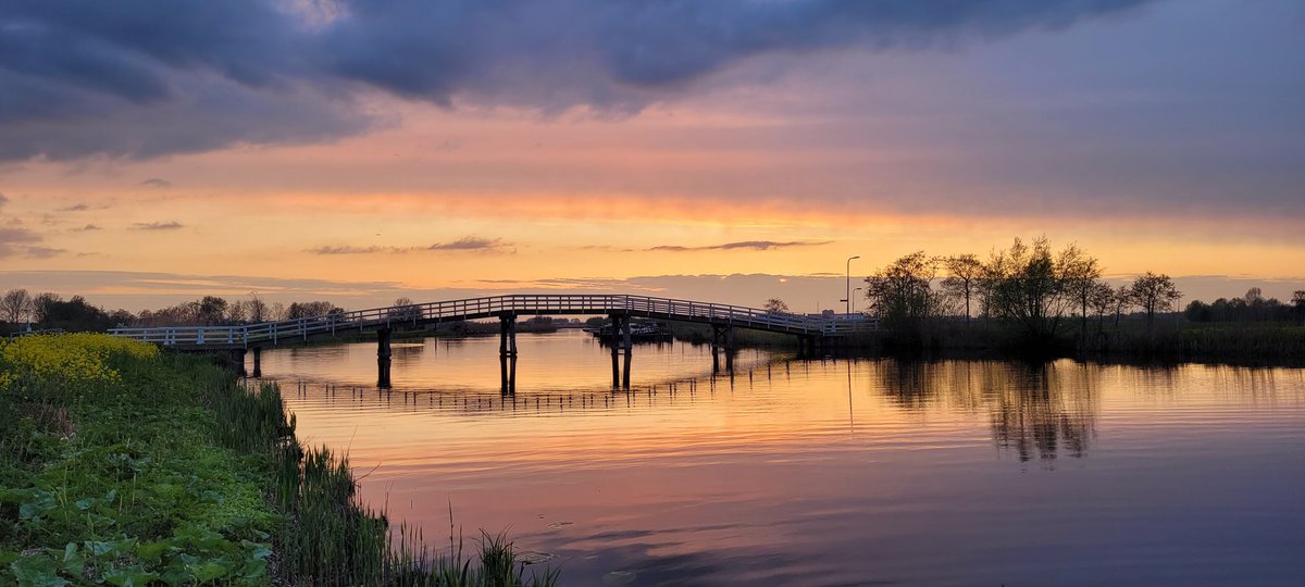 Goedenavond #regenbui richting het #oosten en deze #zonsondergang had ik niet verwacht in de #alblasserwaard bij #streefkerk met mooie #kleuren erbij #weerfoto het was best nog #frisjes op de #fiets