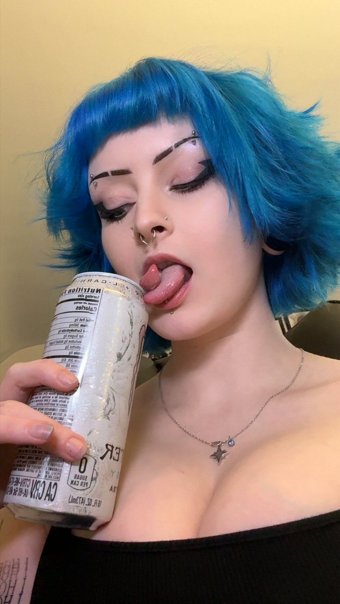 blueee :3 tweet media