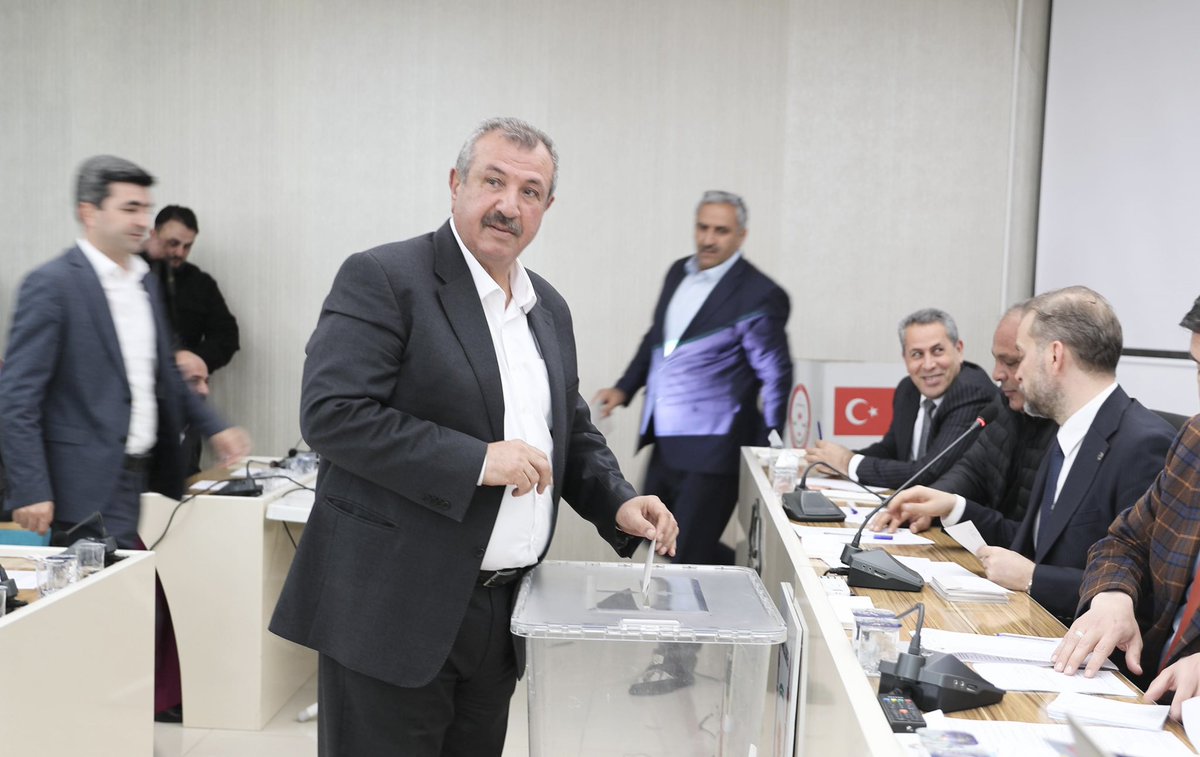 aksiverek's tweet photo. Şanlıurfa Büyükşehir Belediye Meclisi’nde gerçekleştirilen Meclis Başkan Vekilliği seçiminde, AK Parti’mizin adayı kıymetli yol arkadaşım Sayın @hasan_suyu44951, 84 geçerli oyun 36’sını alarak bu önemli göreve layık görülmüştür.

Kendisini  tebrik ediyor,  şehrimize hayırlı hizmetlere imza atacağına inanıyor, yeni görevinde muvaffakiyetler diliyoruz.
 @RTErdogan @Akparti 
@mustafademir @tugbaisikercan 
@abuyukgumus  @avyusufibis  @milhamigunbegi @SbrKnk @Cengizozeyran82 @bucakalimurat82
@hasan_suyu44951 @akpartiurfa @slhcbn0950