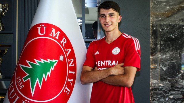 Ümraniyespor'un 2005 doğumlu santraforu Batuhan Çelik'e bayıldım. Oyuna katılımı ve fiziksel olarak pivot özelliğinde olması beni etkiledi. Ek olarak ceza sahası içinde sakinliği cezbedici.

Sezon sonu mutlaka Süper Lig yapmalı. Başakşehir altyapısında da baya övülüyormuş.