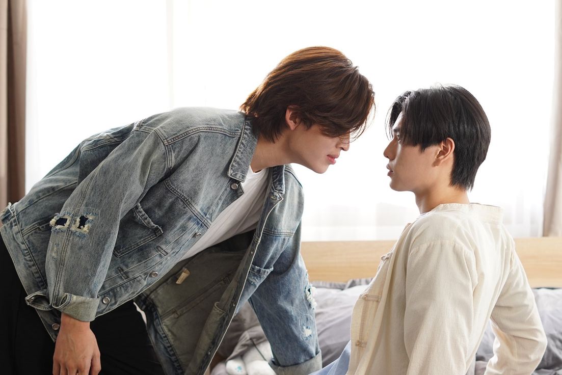 _ppwlover_'s tweet photo. #pondphuwin Au
•𝗔𝗽𝗮𝗿𝘁𝗮𝗺𝗲𝗻𝘁𝗼 𝗡°84•

Tras un terrible evento, Pond, rapero de Jasper, huye y se refugia en un edificio con una librería. Quien le ayuda es Phuwin, dueño de esta, y enseguida se lleva mal. A pesar de eso, Pond no puede dejar de escaparse para ir a verle https://t.co/0v3wa1eUu1