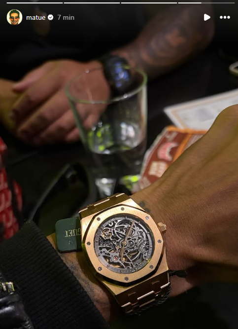 trapcit0u's tweet photo. 🚨Rapper Matuê usando um relógio Audemars Piguet "Royal Oak" Avaliado em quase R$ 6 milhões. 

O artista esta em turnê na Europa 

🗞️Mercado De Luxo https://t.co/s56U7qDnjT