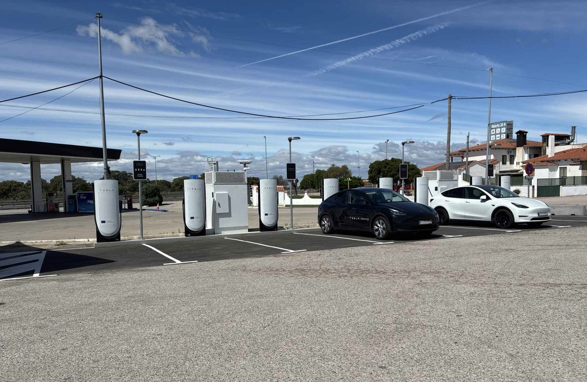 Tesla Charging tweet media