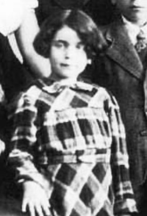 AuschwitzMuseum's tweet image. 13 April 1936 | Dutch Jewish girl Saartje Schnitzler was born in #Rotterdam.

She arrived at #Auschwitz on 22 August 1942 deported from #Westerbork with her mother Betje &amp;amp; siblings: Alida, Isidor, Joseph, Leonardus, Louis.
After the selection they were murdered in a gas chamber.