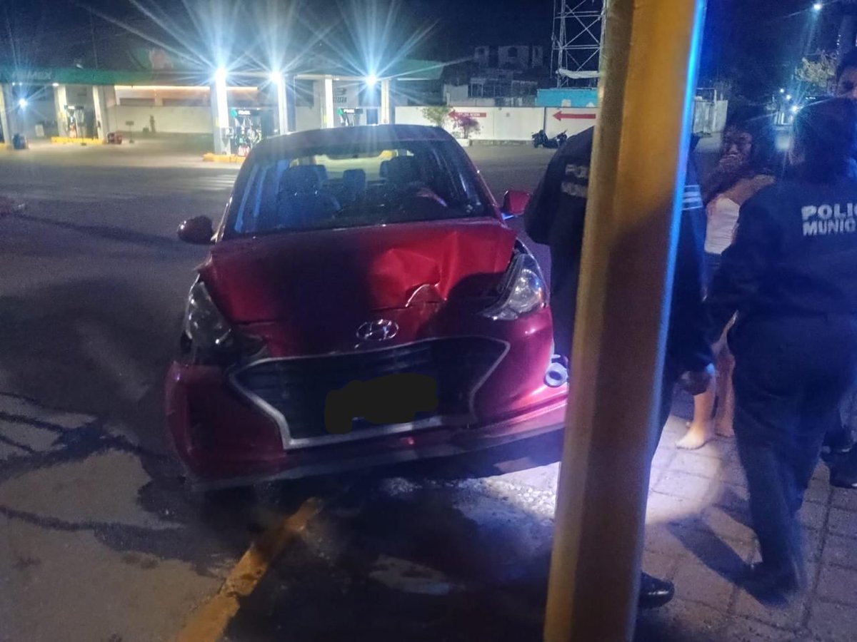 ContraProMx's tweet photo. 🚨 Un conductor fue detenido por la Policía Municipal de #SantaLucía del Camino por impactar su vehículo contra los semáforos de #Ixcotel.
Tras aplicar la prueba de #alcoholimetría, arrojó un resultado de 1.36 mg/l.
La copiloto también fue asegurada por conducta agresiva. 🚔⚠️
#Oaxaca @SSPC_GobOax