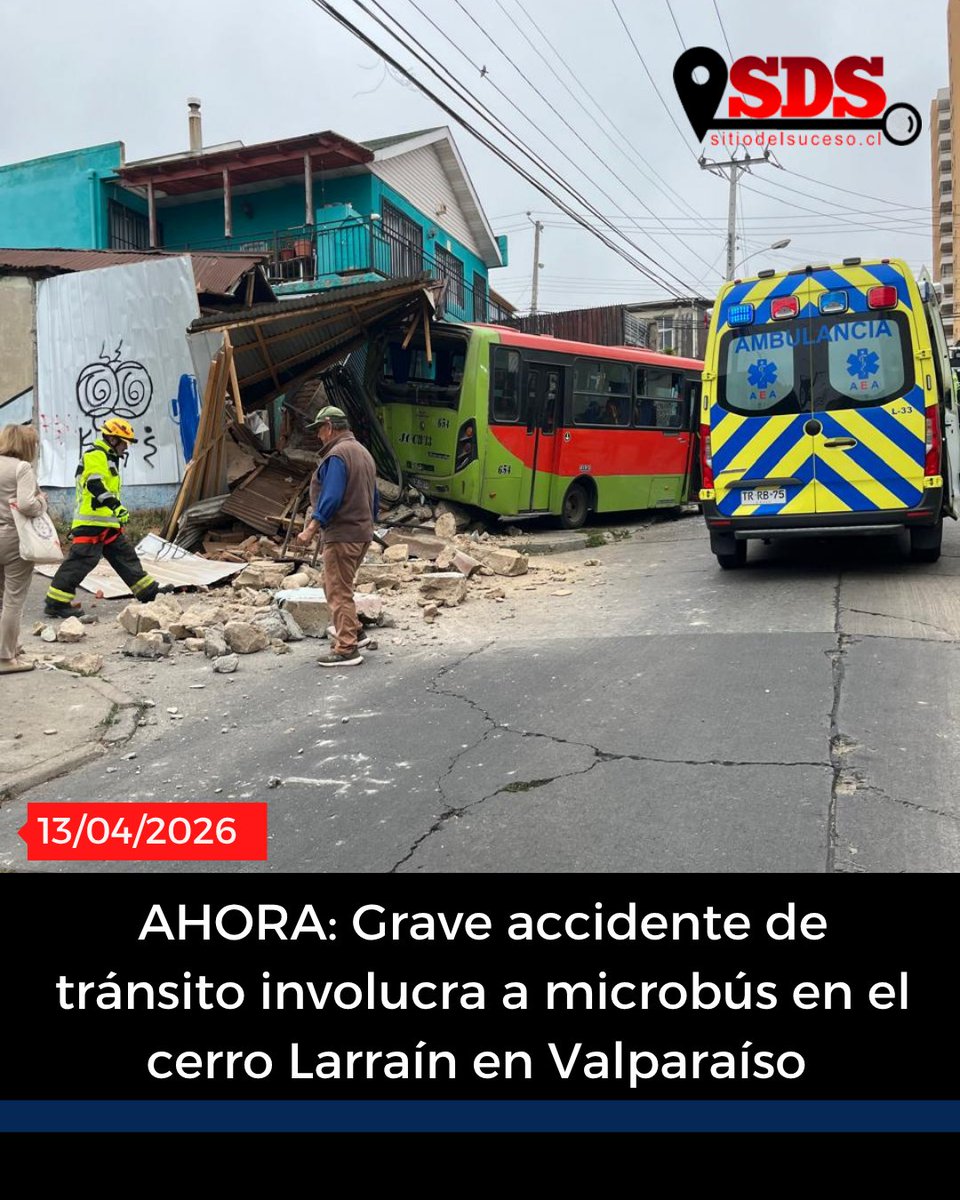 sitiodelsuceso's tweet photo. Un microbús con pasajeros se estrelló contra una vivienda en calle Santa Inés con Cavestany, en el cerro Larraín, parte alta de Valparaíso. Equipos de emergencia trabajan en el lugar (imagen RRSS) https://t.co/YA0F9Vf1qd