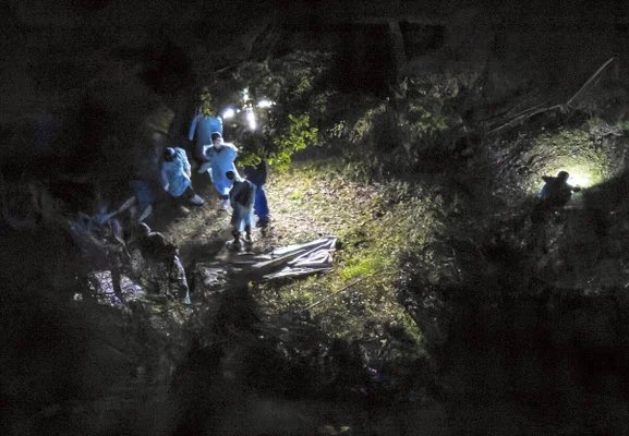 vevevevenjo420's tweet image. 京都小学生行方不明事件

遺体が仰向けで発見されたろ？

普通、仰向けで死なないんだよな

行き倒れの場合、うつ伏せになる

寒さを凌ぐなら、横になってうずくまる

仰向けで死んでたって事は、殺されたって事だ

人を寝かす時、仰向けで寝かすだろ？

"殺されて棄てられた"を意味してる