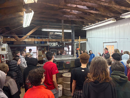 rsu18's tweet photo. At Messalonskee Middle School, Team Highlands students in Mrs. Ripa’s science class investigated global climate trends and freeze/thaw cycles through the study of maple sugaring. #WeAreRSU18
https://t.co/vg7kBsmLSc https://t.co/RnTnOuFFGL