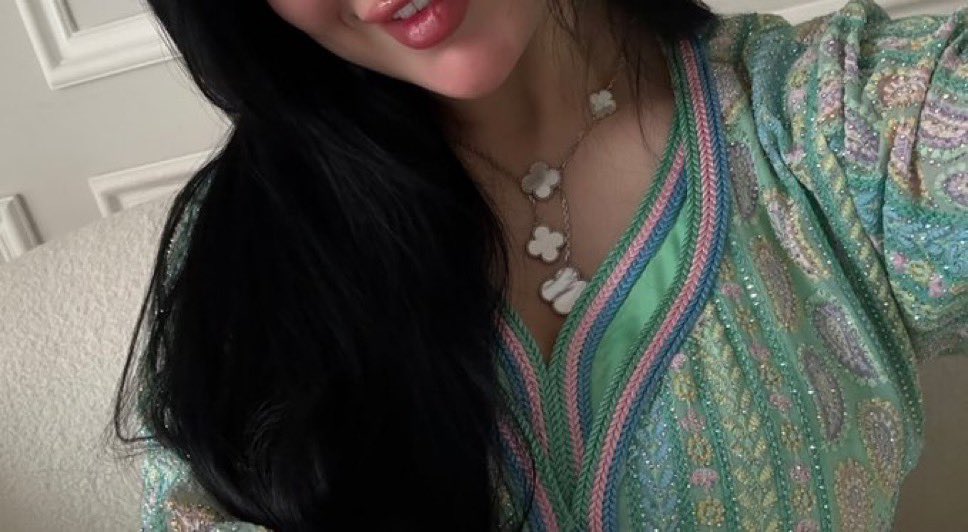 ماهِي إلّا وردَة
عَللى كِثر الدَّلع مترَبية .!❣️