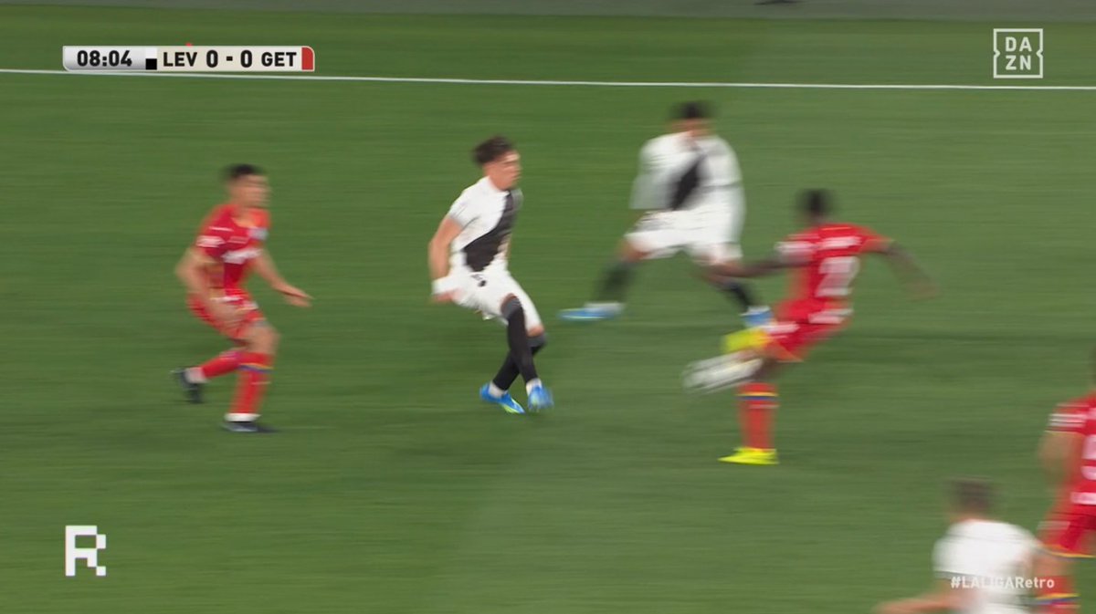 ArchivoVAR's tweet image. 🖥️💥 El VAR tuvo que salvar los muebles de Quintero González.

👉🏻 Carlos Espí levanta la plancha y contacta ligeramente con el pie de Djené.

✅ 𝗡𝗢 𝗘𝗦 𝗥𝗢𝗝𝗔 𝗗𝗜𝗥𝗘𝗖𝗧𝗔.

▪️ El colegiado andaluz, tras revisar el monitor, cambio la tarjeta roja por la amarilla.