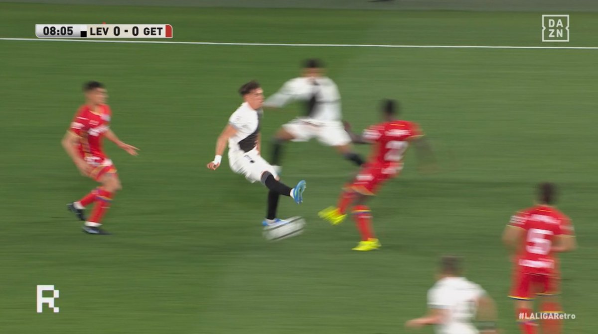 ArchivoVAR's tweet image. 🖥️💥 El VAR tuvo que salvar los muebles de Quintero González.

👉🏻 Carlos Espí levanta la plancha y contacta ligeramente con el pie de Djené.

✅ 𝗡𝗢 𝗘𝗦 𝗥𝗢𝗝𝗔 𝗗𝗜𝗥𝗘𝗖𝗧𝗔.

▪️ El colegiado andaluz, tras revisar el monitor, cambio la tarjeta roja por la amarilla.