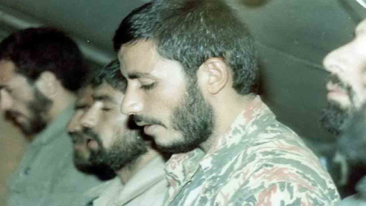 shahidmediaa's tweet photo. بعد از پایان هر نماز وقتی سر به سجده می‌گذارید
مروری بر اعمال صبح تا شب خود بیاندازید!
آیا کارمان برای رضایت خدا بوده..؟

#شهید_م��مدابراهیم_همت https://t.co/TSP5286n4i