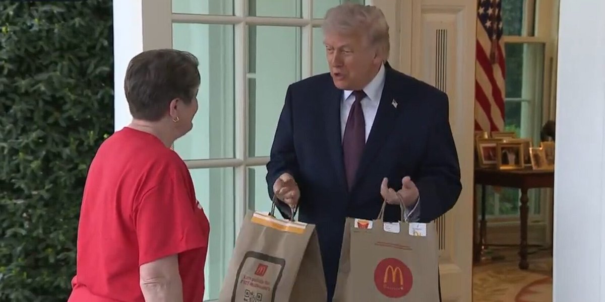 TheNatPulse's tweet image. NEW: Trump Invites DoorDasher's Cancer-Stricken Husband to UFC Fight at White House.

President Donald J. Trump invited a DoorDash deliverywoman, Sharon Simmons, and her husband, who is battling cancer, to attend a UFC event taking place on the White House lawn this June, after