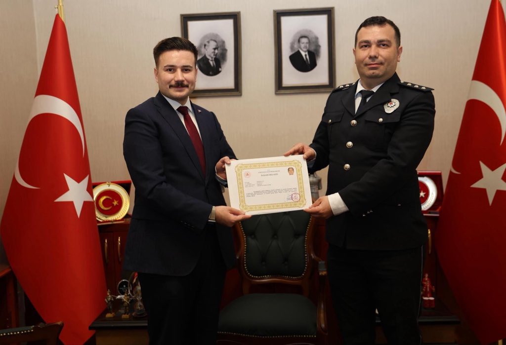 Gökçeada’da Polis Haftası: Fedakârlığın Adı Polis Teşkilatı

Türk Polis Teşkilatı’nın kuruluşunun 181. yıl dönümü dolayısıyla İlçe Emniyet Teşkilatı, Kaymakamımız Sayın Osman Acar’ı makamında ziyaret etti.