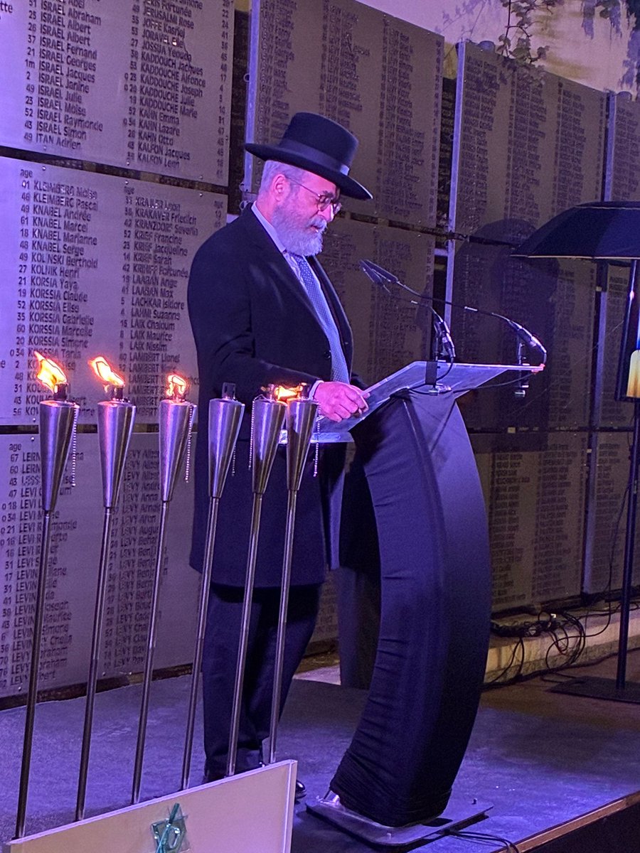 CIM_marseille's tweet photo. Ce soir, Yom Hashoah, nous rappelons l'indicible. La liste de noms sans fin. Une douleur éternelle.
Pour ne jamais oublier
Pour que cela ne se reproduise jamais.
#yomhazikaron https://t.co/V9ecZXmTxq