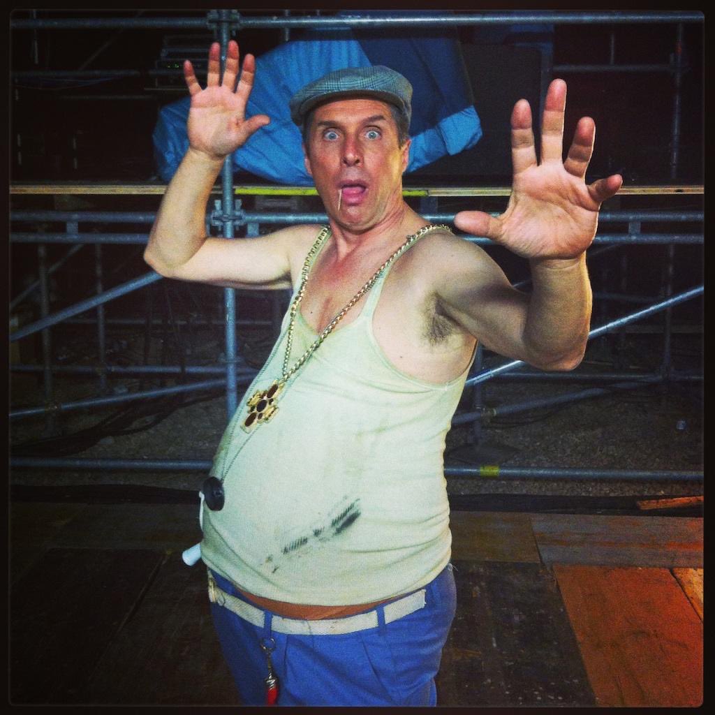 Trump si fa ritrarre come Gesú che guarisce gli infermi con la sola imposizione delle mani e nella mia testa si materializza l’unico e solo mago Oronzo.