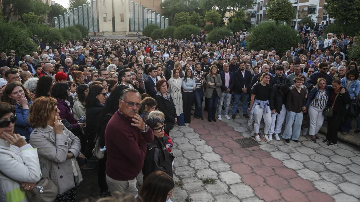 FOTOGALERÍA | Las imágenes de la concentración por el asesinato machista en la Fuensanta dozz.es/chdik2
