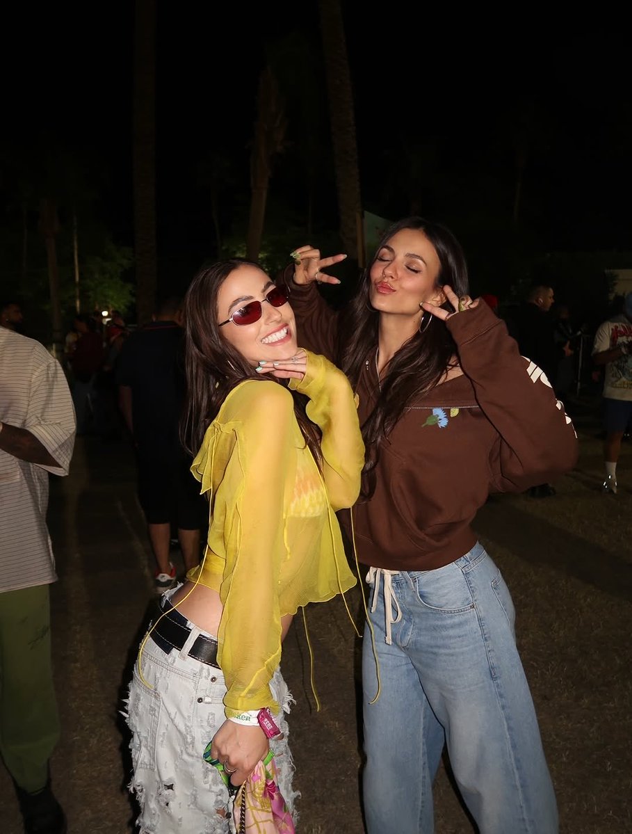 VictoriaCrave 🌗 tweet media