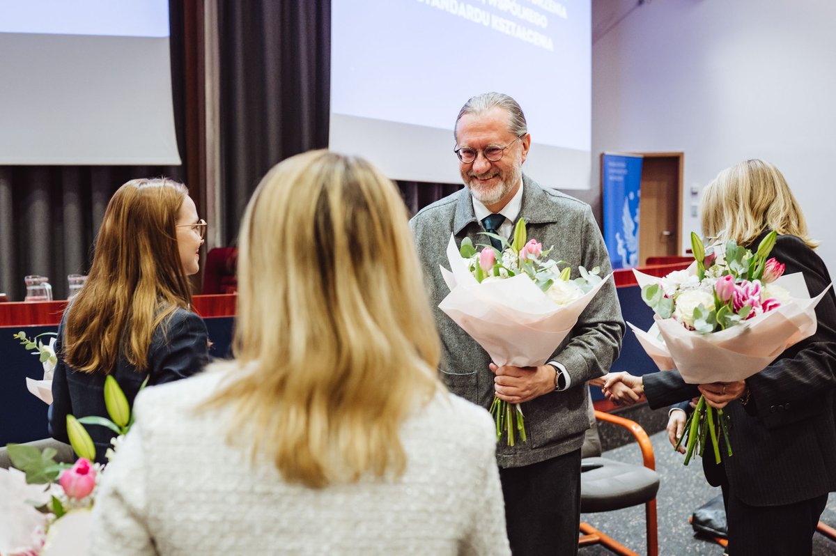 SuperFruitsPL's tweet photo. Eksperc #WUM i #SGGW razem o wypracowaniu minimum kompetencji teoretycznych i praktycznych i o tym, że #dietetycy powinni mówić nie tylko o tym, co jeść, ale gdzie żywność powstaje i co decyduje o jej wartości odżywczej 👉 https://t.co/BDi6wigHh0 #DebataOksfordzka #CoreTeam https://t.co/vkgFe8o66G