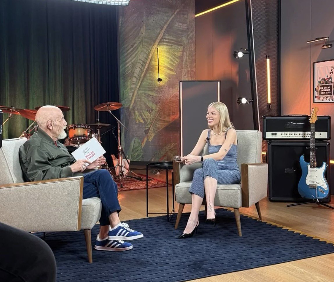 tuanaera's tweet image. gelse karşılıklı bir şarkı.. enerjileri buraya kadar geldi 🥹 izleyelim bol bol müziğe de sohbetlerine de doyalım.. 💖 #tuana