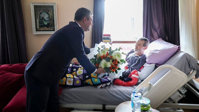 vaybebune's tweet photo. bi yanda dün ahmet telli'yi ziyaret eden özgür özel, diğer yanda bugün ibrahim tatlıses'i ziyaret eden kılıçdaroğlu, şu iki kare bile kimin ne olduğunu anlatıyor https://t.co/pe3FqUAB5E