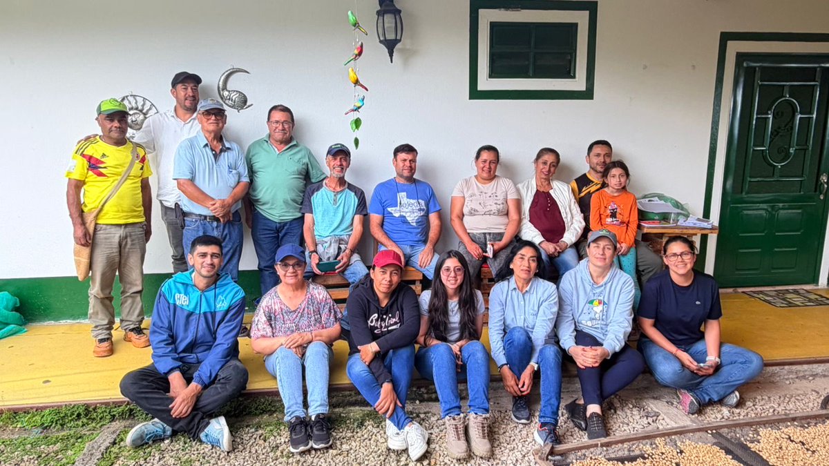 SecCTeICundi's tweet photo. Regresamos a #Quipile y #Anolaima para continuar con la capacitación de nuestros productores de aguacate Hass junto a la @U_ElBosque. En esta oportunidad, el enfoque fue la transformación del fruto, aprendiendo procesos para elaborar productos derivados con alto valor agregado. https://t.co/sEzscTx2xA