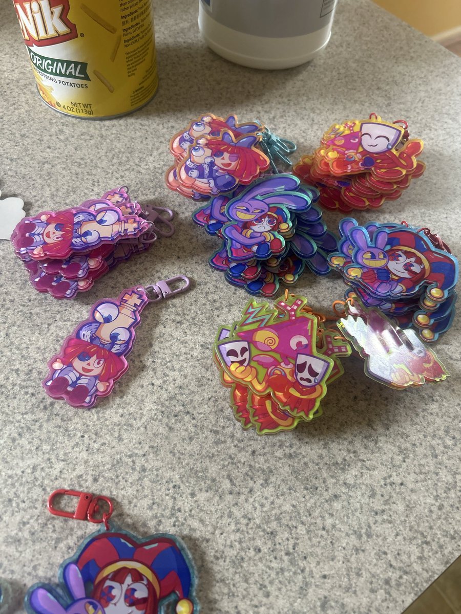 neeons_art's tweet photo. THE PLUSHIE KEYCHAINS CAME IN!!!!!

#theamazingdigitalcircus #tadcfanart #jax #pomni #funnybunny https://t.co/3ZV85ivQQ1