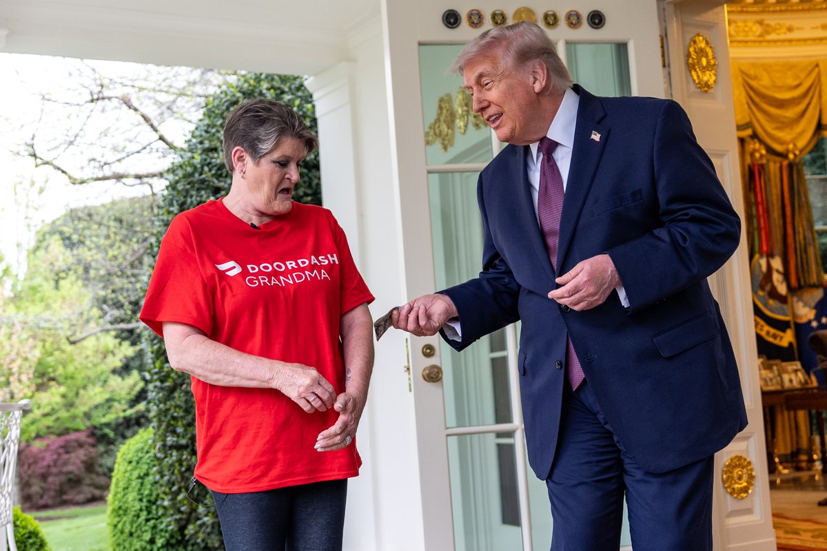 HannahBrandt_TV's tweet image. TODAY: President Trump made a surprise press appearance to highlight the new 'no tax on tips policy' with a DoorDasher named Sharon Simmons, who delivered McDonald's to the White House. President Trump handed her a $100 tip in front of the cameras and the White House says she