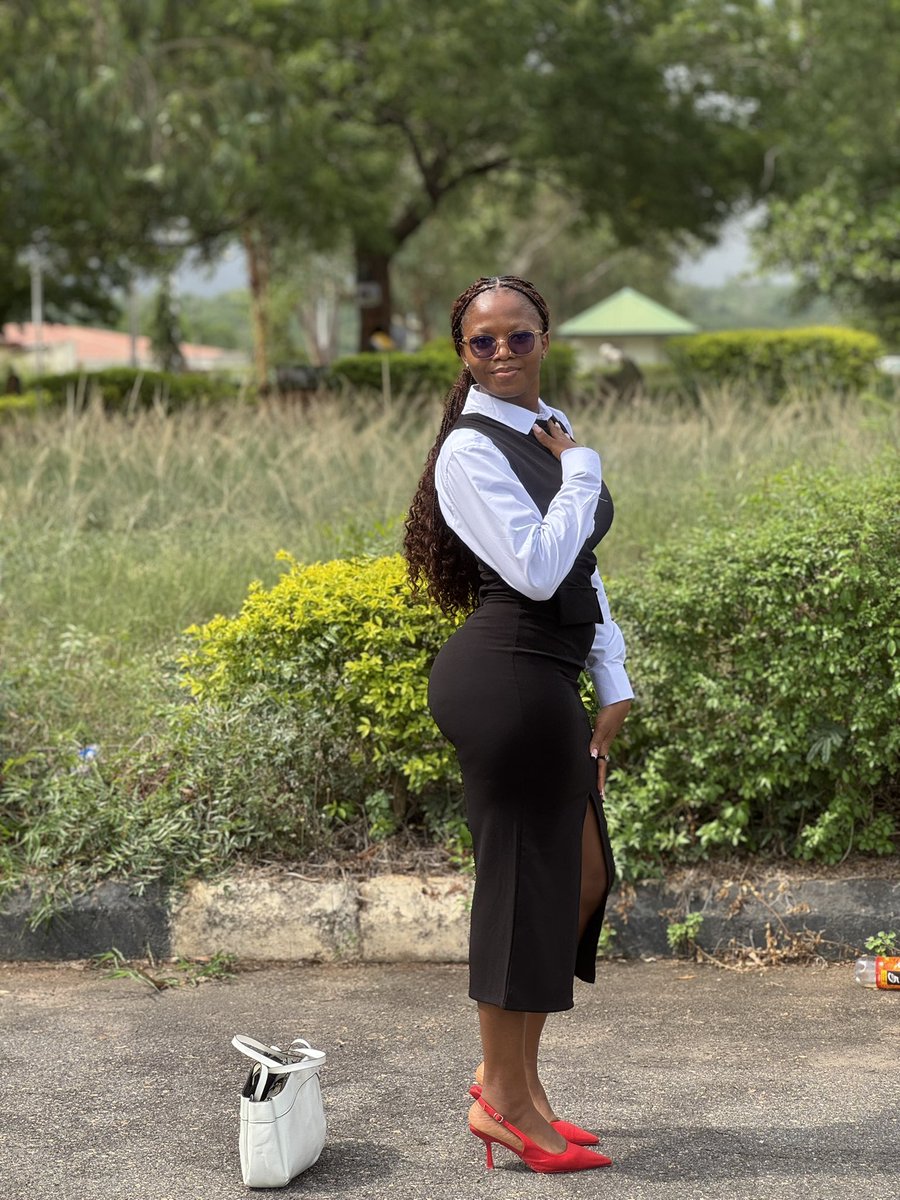 adetoun_ tweet media