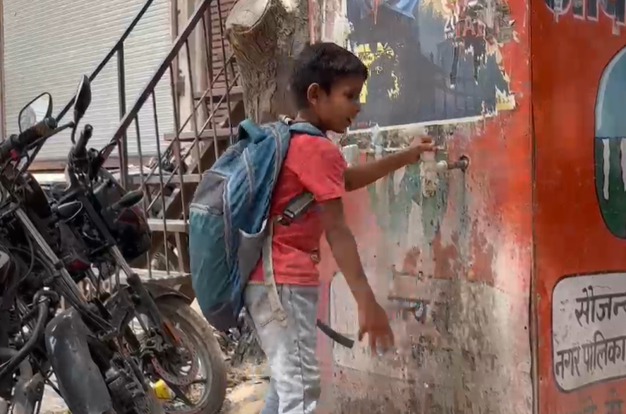 bstvlive's tweet image. एटा : सरकारी वाटर कूलर में दौड़ रहा करंट

➡नगर पालिका ने लगवाए थे वाटर कूलर
➡किसी भी वक्त हो सकता है बड़ा हादसा
➡कोतवाली नगर के किदवई नगर का मामला 

#Etah #PublicSafety #UttarPradesh @DM_Etah