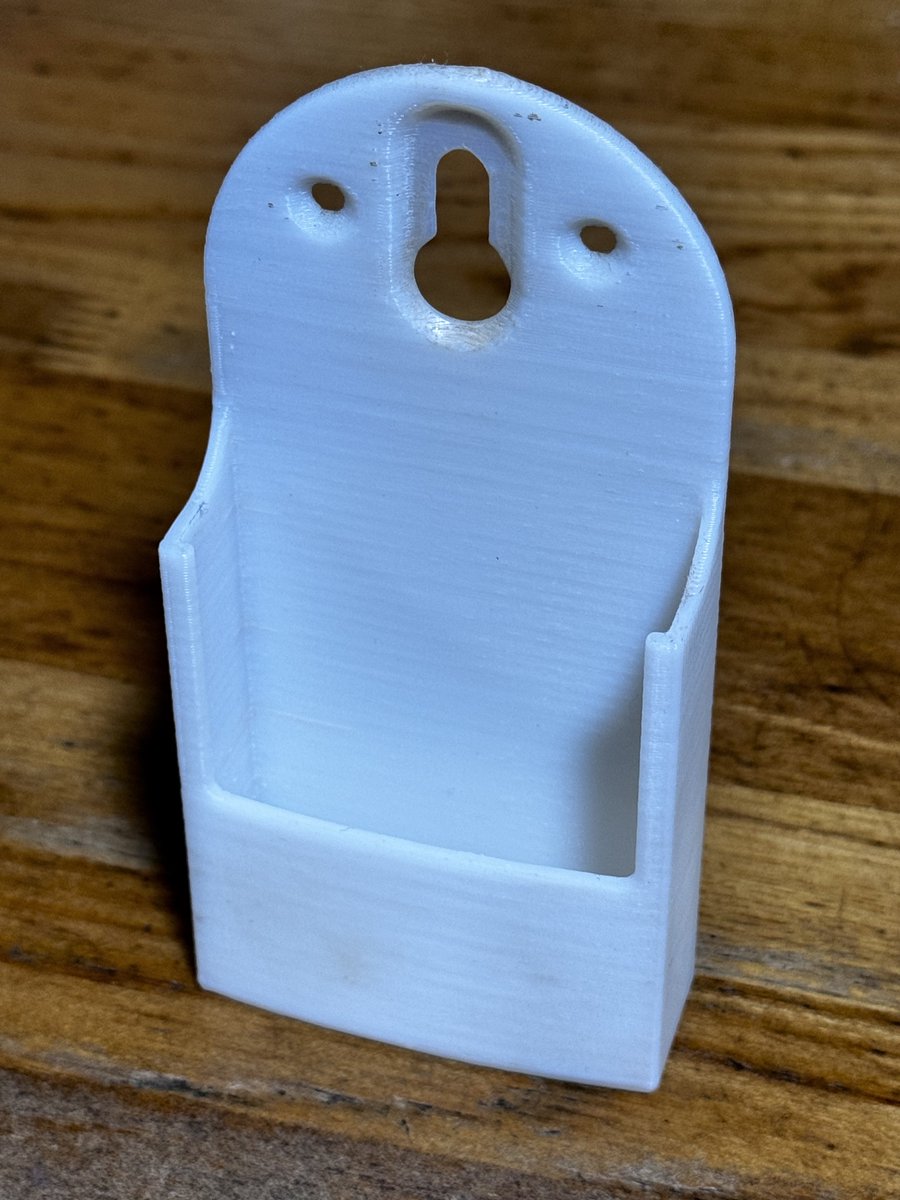 od_1969's tweet image. キッチンにあるエアコンのリモコンホルダー
フィラメントPLAホワイトで3Dプリントしてから10年近く使ってるやつ置いときますね
#PLA
#PLAおいしい
#3Dプリント
#FFF